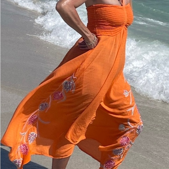 Beautifullllll dress for the Beach very elegant you could use it for everything - Picture 1 of 6